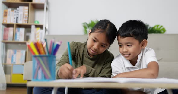 Asian sister and brother drawing alt