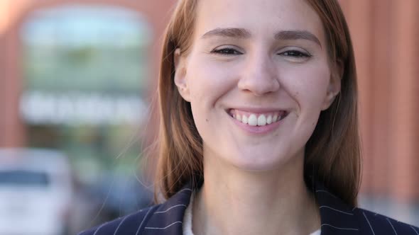 Smiling Business Woman Looking at Camera alt