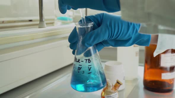 Chemical Laboratory. The Study of Water on the Impurity. Laboratory Chemical Experiment, Fluid alt