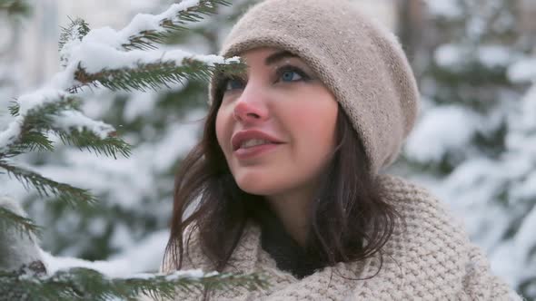 Portrait of a Beautiful Young Girl in a Winter Park Near the Christmas Tree alt