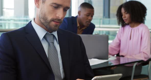 Young business people working in a modern office alt