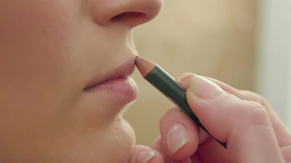 Applying Brown Lips Contour alt