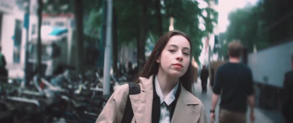 Woman walks along the busy sidewalk alt
