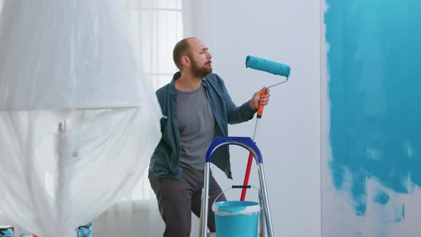 Singing on Roller Brush alt