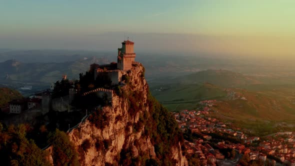 Flying over the amazing hilltop fortresses on Monte Titano in San Marino alt