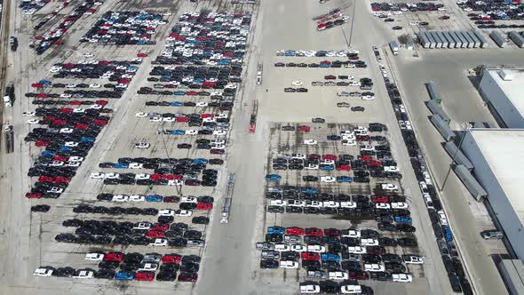 Endless number of trucks waiting for microchips due to shortage, Sterling Heights, Michigan, USA. Ae alt
