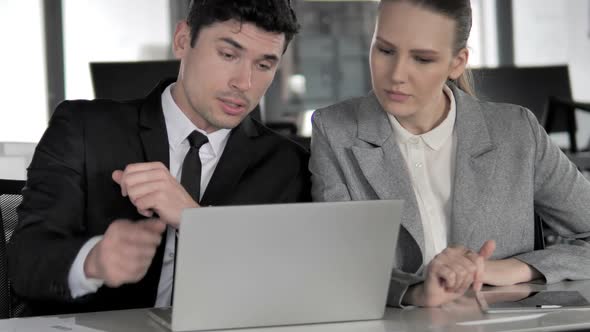 Businessman Discussing Project with Employee alt