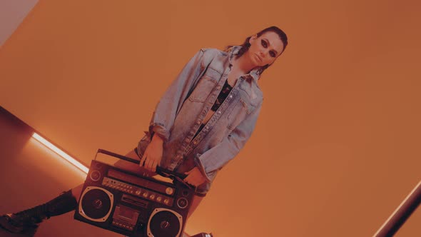 Retro Fashion Model alt