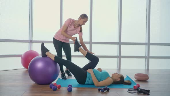 Pregnant Woman Doing Exercises for Pregnant Women with a Personal Trainer alt