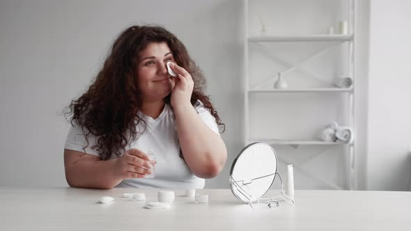 Face Cleansing Beauty Skin Care Overweight Woman alt