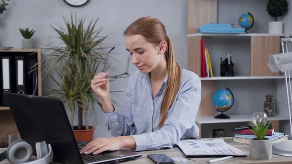 25-Aged Girl Which Working at The Computer,taking Off Her Glasses,rubbing Eyes alt