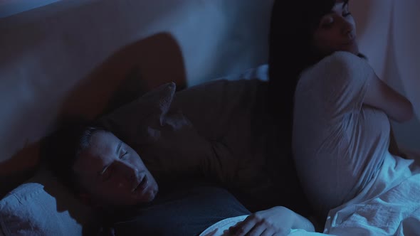 Night Insomnia Couple Problem Snoring Husband Bed alt