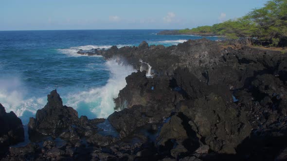 Waves crashing into shore on Hawaii alt