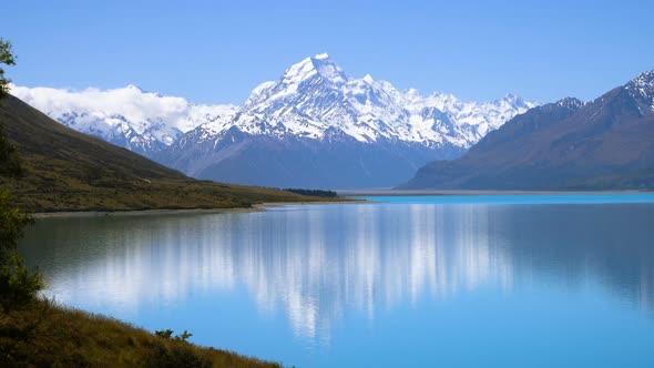 Mt Cook with beautiful water reflection on lake Pukaki, New Zealand alt