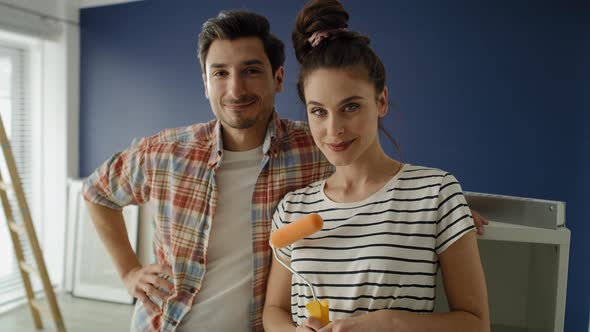 Video portrait of young couple ready to paint a room. Shot with RED helium camera in 8K alt