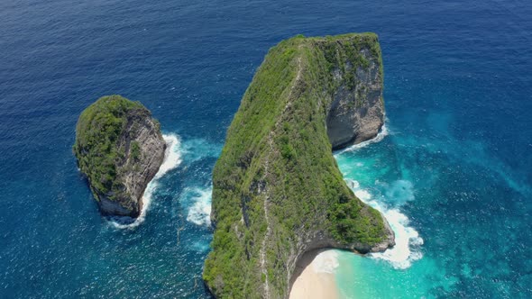 Aerial View of Kelingking Beach in Nusa Penida Island Beautiful Ocean Mountains alt