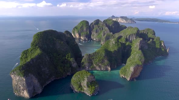 4K drone footage of Maya Bay and Koh Phi Phi Leh island (Thailand) alt