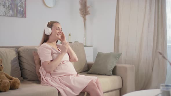 Expectant Woman Listening To Music alt