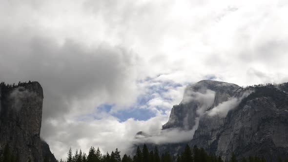 Time lapse of clouds swirling around mountains in Yosemite National Park alt