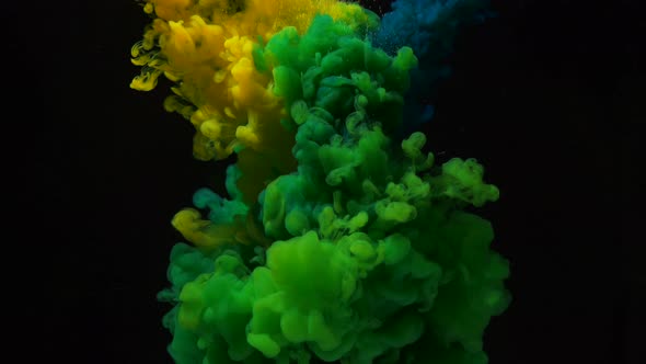 Mixing Yellow and Blue Paints To Have Green Under Water alt