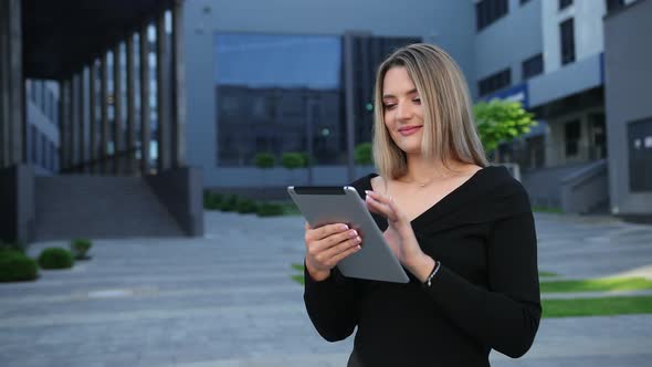 Beautiful Young Woman Using Tablet Pc in the City alt