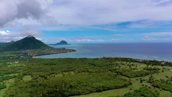 Village and coast, Flic-en-Flac, Black River, Mauritius alt
