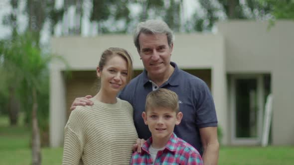 Family with one child, portrait alt