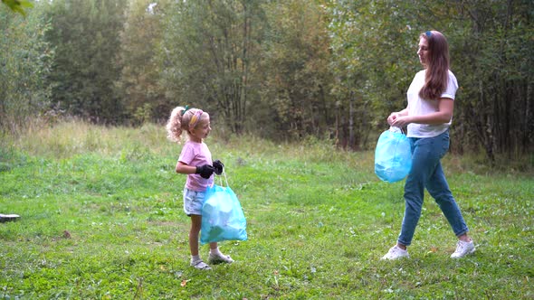 a Family of Volunteers Removes Garbage in Nature alt