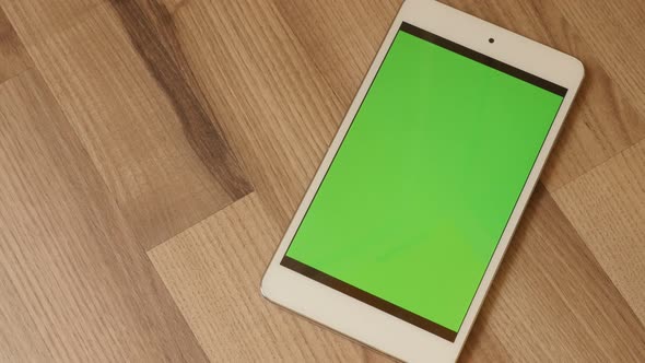 Smartphone with greenscreen display zoom 4K 2160p 30fps UltraHD footage - Close-up green screen tabl alt