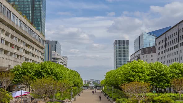 La Defense Without Cars and Clouds