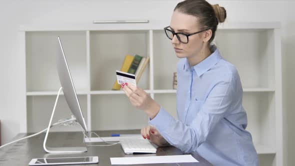 Successful Online Shopping By Casual Girl Online Banking alt