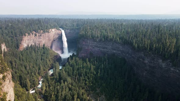 Helmcken Falls and the Murtle River winding through the vast and scenic Wells Gray Provincial Park i alt