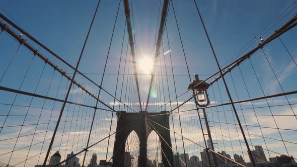 The Sun Shines on the Elegant Brooklyn Bridge in New York alt