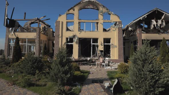 A Destroyed Residential Building in the Kyiv Region As a Result of Shelling By the Russian Army alt