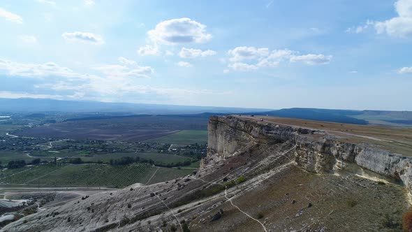 Beautiful Natural Background Mountain and Green Fields alt
