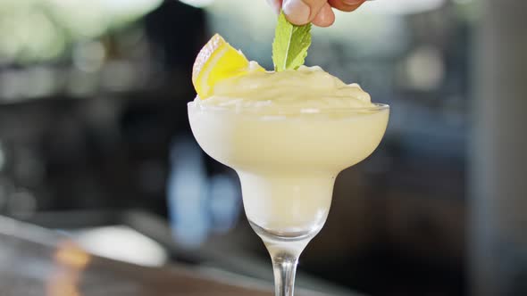 preparation of a cup of Margarita alt