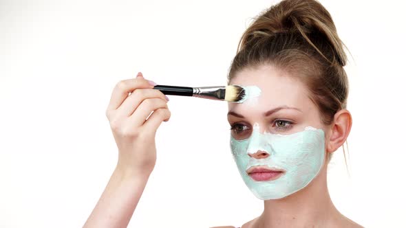 Girl Apply Mud Mask to Face alt