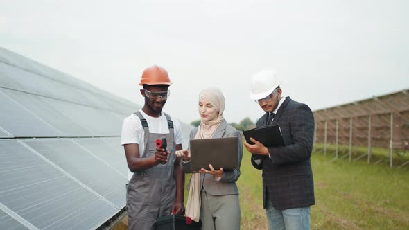 Industrial Worker Showing Thermal Imager with Indexes to Inspectors alt