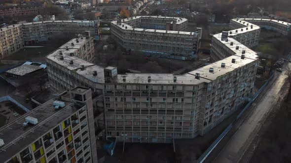 Drone shot above the city of Sheffield, Panning over the abandoned flats of Park Hill and more. Clou alt