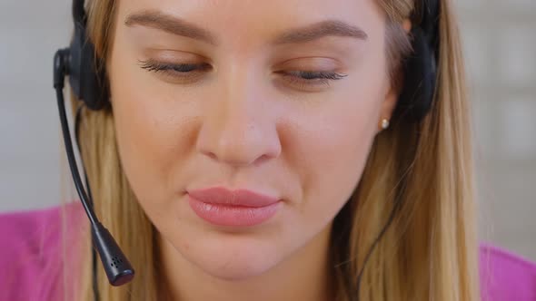 Online tech support operator communicating with customer in closeup 4k video alt