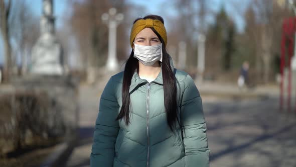 Woman Wearing Face Mask in the City alt