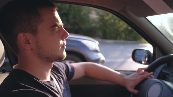 Man Drive the Car alt