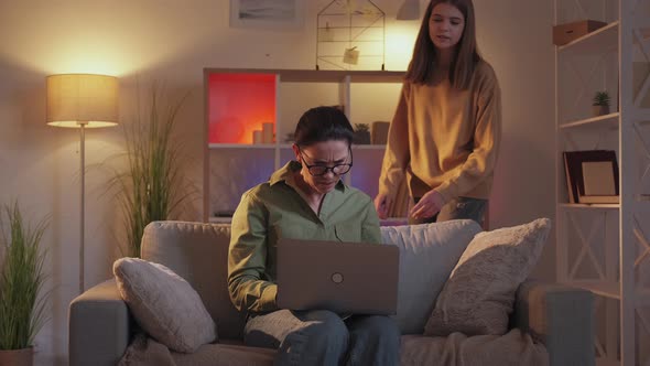 Computer Problem Puzzled Woman Modern Technology alt