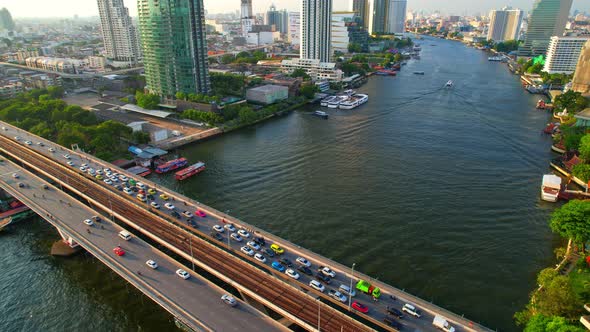 4K : Drones fly over the Chao Phraya River, buildings and business districts in Bangkok alt