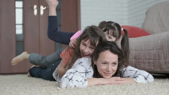 Children Have Fun with Mom alt