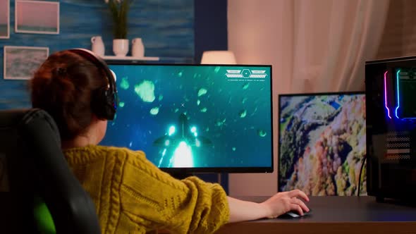 Online Streaming Cyber Performing on Powerful Personal Computer alt