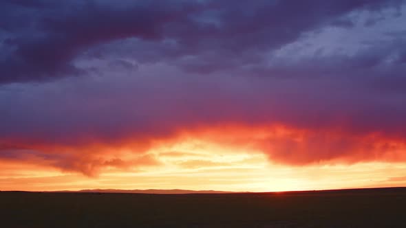 Sunset moving in timelapse over the flat landscape in Wyoming alt