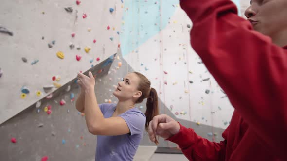 Coach and Sportswoman in Climbing Center alt