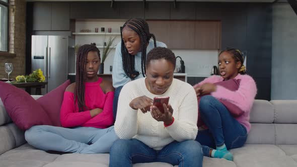 Addicted to Phone Mother Ignoring Upset Daughters alt