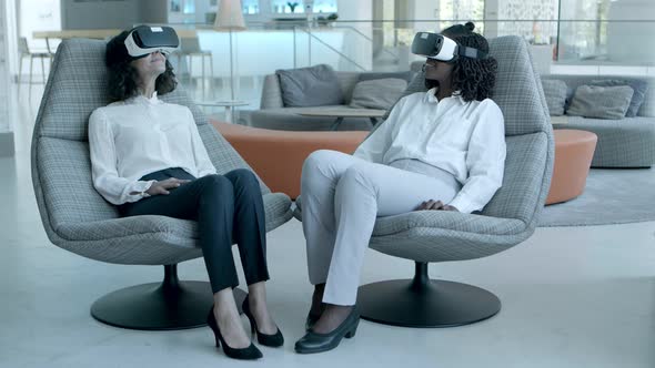 Cheerful Businesswomen in Vr Headsets alt